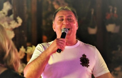 VIDEO Concert al manelistului Vali Vijelie, întrerupt de poliţişti la Năvodari