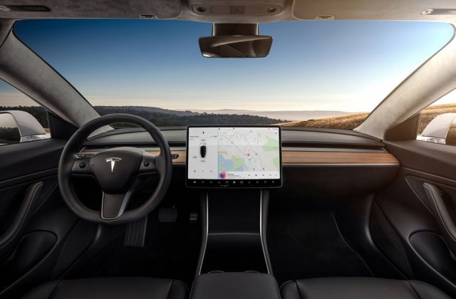 Tesla introduce un nou update software: mașinile vor recunoaște limitele de viteză de pe indicatoare