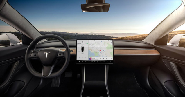 Tesla introduce un nou update software: mașinile vor recunoaște limitele de viteză de pe indicatoare