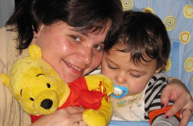 Efectele modificarii legii adoptiilor: De doua ori mai putini copii adoptati