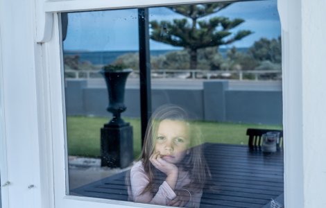 Caz șocant în Suedia: Trei copii au fost închiși în casă, timp de patru luni, de părinții „înspăimântați” de Covid-19