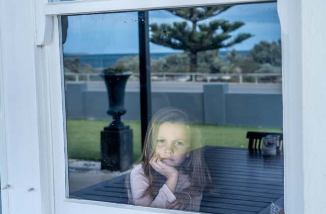 Caz șocant în Suedia: Trei copii au fost închiși în casă, timp de patru luni, de părinții „înspăimântați” de Covid-19