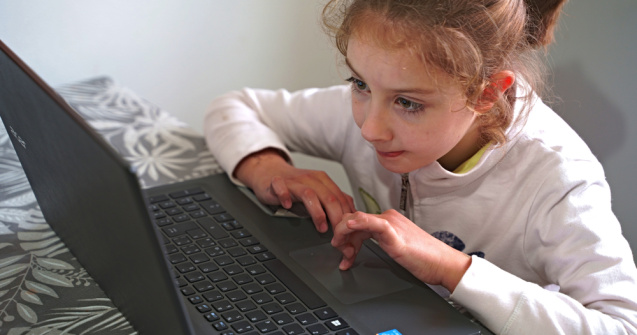 Peste 4.000 de tablete și laptopuri vor fi donate elevilor de la sate