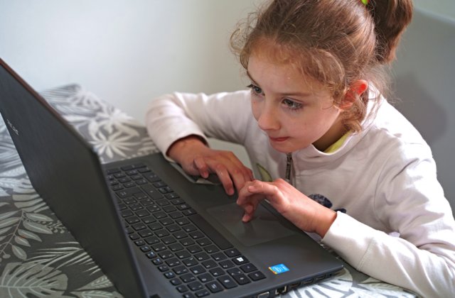 Peste 4.000 de tablete și laptopuri vor fi donate elevilor de la sate