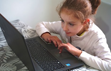 Peste 4.000 de tablete și laptopuri vor fi donate elevilor de la sate