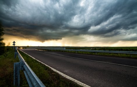 Avertizare meteo! Cod PORTOCALIU de furtuni în 9 județe din țară