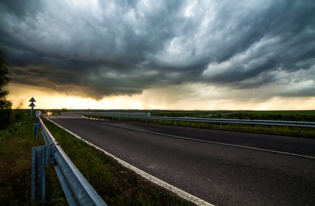 Avertizare meteo! Cod PORTOCALIU de furtuni în 9 județe din țară