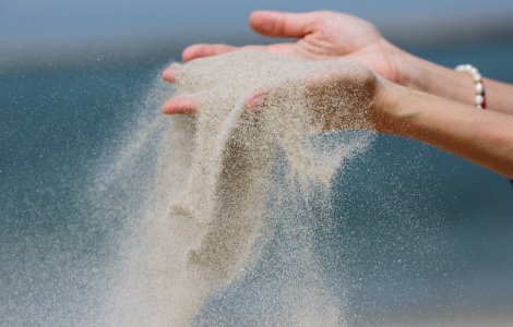 Turist amendat cu 1.000 de euro după ce a luat 2 kilograme de nisip de pe plajă