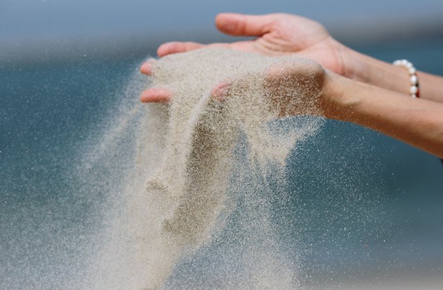 Un turist a primit o amendă de 1.000 de euro pentru că a luat 2 kilograme de nisip de pe plajă