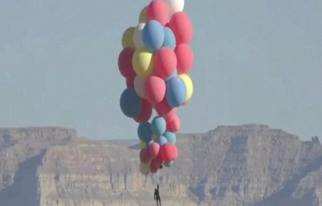 VIDEO Nebunie curată! Iluzionistul David Blaine a zburat la 7.000 m legat doar c