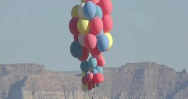 VIDEO Nebunie curată! Iluzionistul David Blaine a zburat la 7.000 m legat doar c