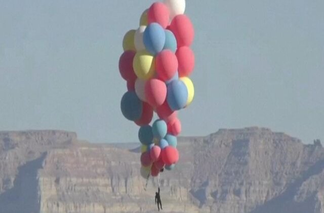 VIDEO Nebunie curată! Iluzionistul David Blaine a zburat la 7.000 m legat doar cu baloane