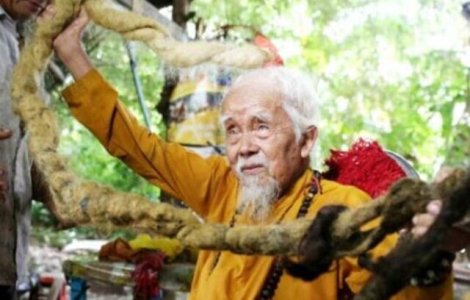 FOTO Are 92 de ani și un păr de 5 metri. Motivul pentru care refuză să se tundă