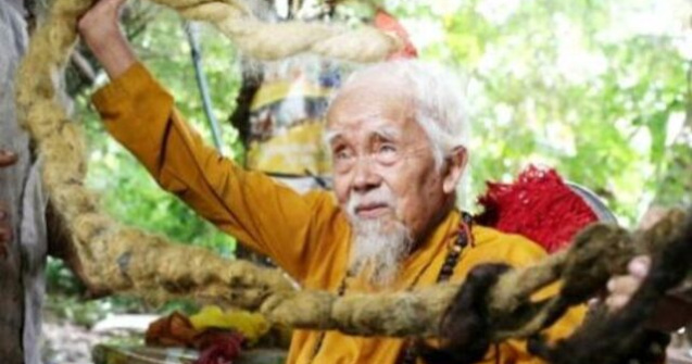 FOTO Are 92 de ani și un păr de 5 metri. Motivul pentru care refuză să se tundă