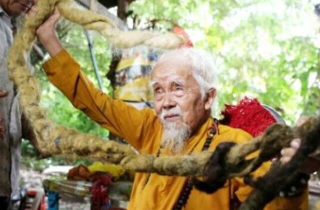 FOTO Are 92 de ani și un păr de 5 metri. Motivul pentru care refuză să se tundă