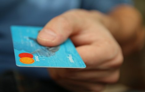 Un tânăr a fost strivit în bancomatul de pe trotuar. Șoferița a încurcat frâna cu accelerația