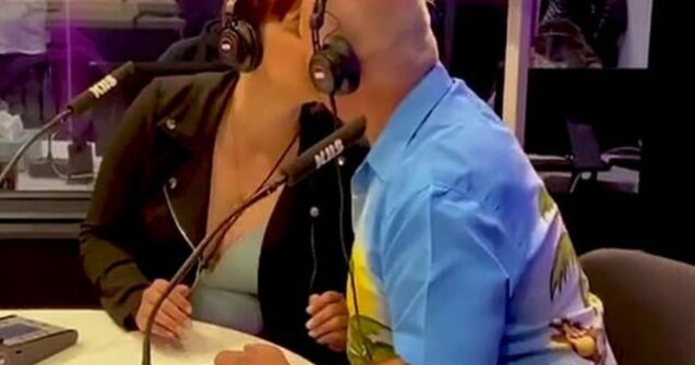 VIDEO O tânără și-a sărutat pasional tatăl pentru a câștiga 1.000 de dolari