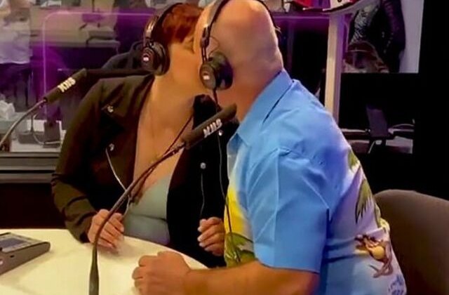 VIDEO O tânără și-a sărutat pasional tatăl pentru a câștiga 1.000 de dolari