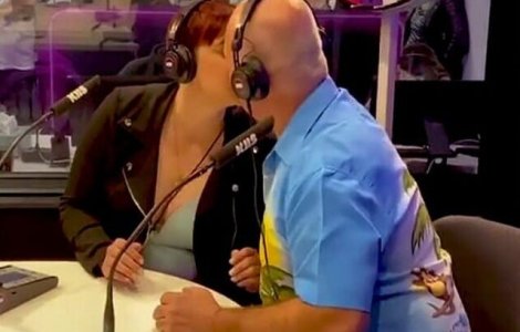 VIDEO O tânără și-a sărutat pasional tatăl pentru a câștiga 1.000 de dolari