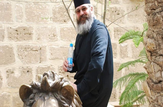 Preotul care recomanda țuică și gargară cu apă și sare împotriva COVID-19, diagnosticat pozitiv