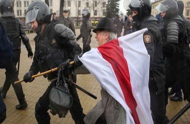 Lecție de curaj: O bătrână de 73 de ani înfruntă jandarmii din Belarus