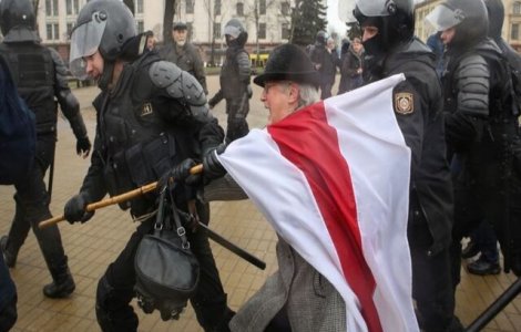 Lecție de curaj: O bătrână de 73 de ani înfruntă jandarmii din Belarus