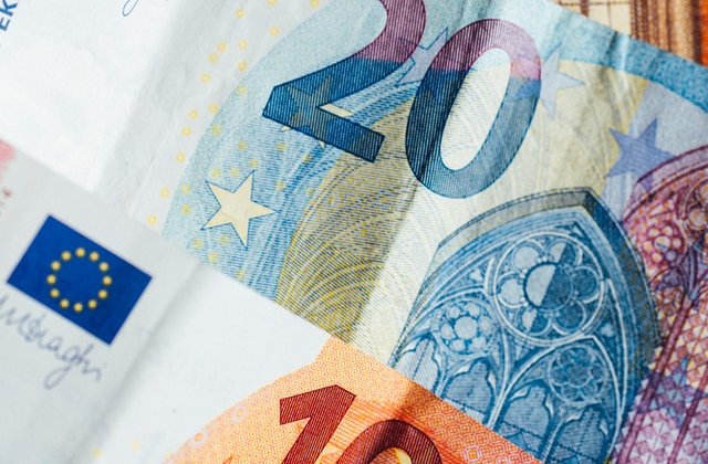 O femeie de serviciu a primit, din greșeală, 90.000 de lire sterline &icirc;n cont. O zi mai t&acirc;rziu a făcut asta