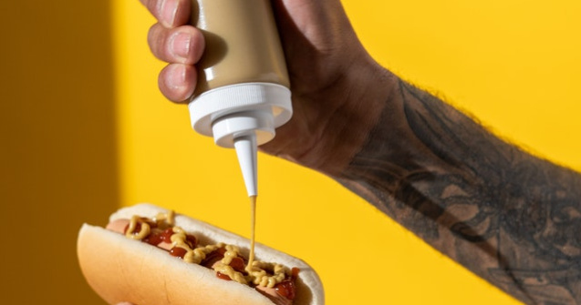 VIDEO Cum sunt făcuți crenvurștii: Nu te vei mai atinge de ei după ce vezi asta