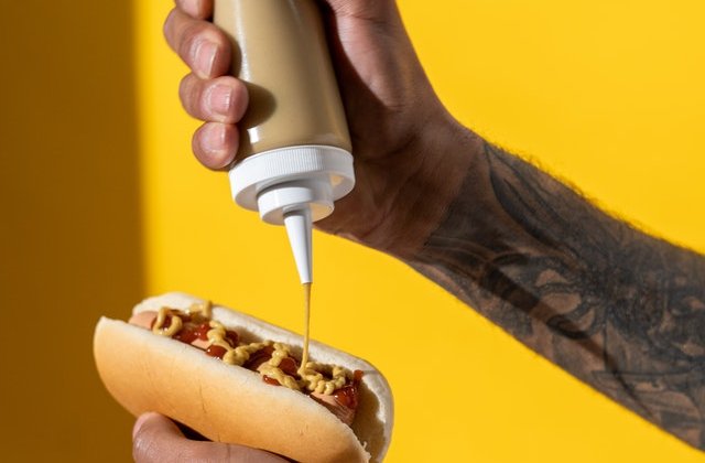 VIDEO Cum sunt făcuți crenvurștii: Nu te vei mai atinge de ei după ce vezi asta