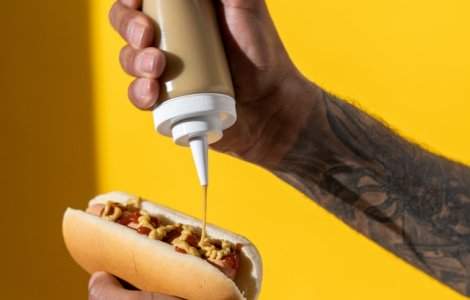 VIDEO Cum sunt făcuți crenvurștii: Nu te vei mai atinge de ei după ce vezi asta