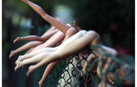 Louboutin: Barbie are glezne prea groase