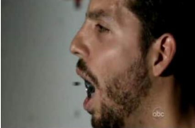 [VIDEO] Barbatul care prinde gloante cu gura