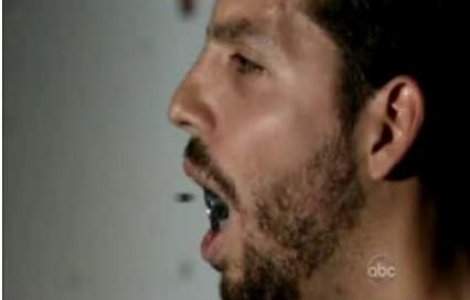  Video  Barbatul care prinde gloante cu gura