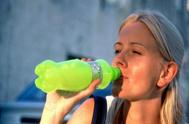 Studiu: Peste 180 mii de decese anual din cauza sucurilor indulcite