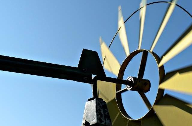 Avertizare cod portocaliu de vant puternic in 16 judete din est si sud