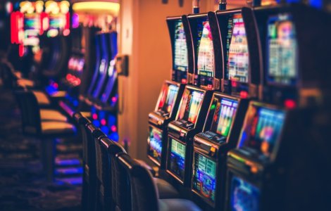 A furat un aparat de jocuri de noroc din care a reuşit să sustragă 2.000 de lei