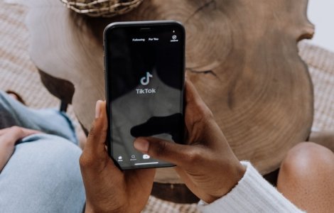 Un clip în care un bărbat se sinucide prin împușcare a devenit viral pe TikTok