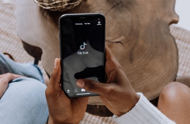 Un clip &icirc;n care un bărbat se sinucide prin &icirc;mpușcare a devenit viral pe TikTok