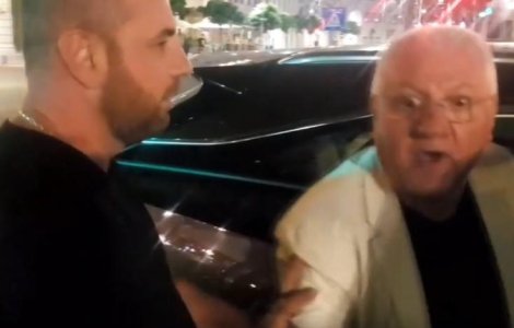 VIDEO Dumitru Dragomir a sărit la bătaie, după ce a fost provocat pe Calea Victoriei: „Ești o fosilă comunistă”