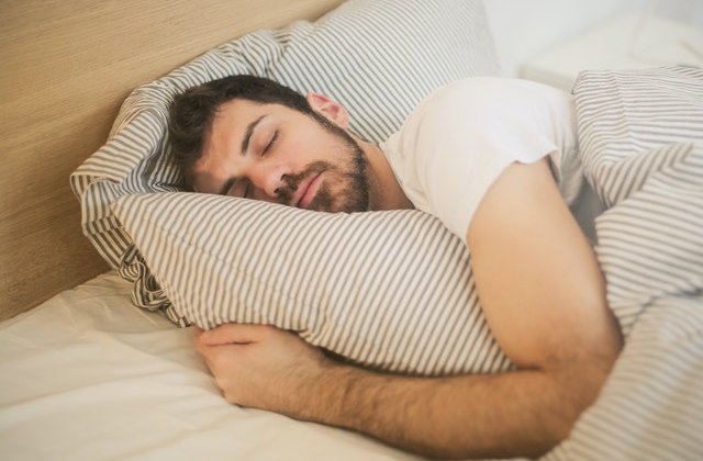 Îți este greu să adormi dacă nu îmbrățișezi ceva? Ăsta ar putea fi motivul