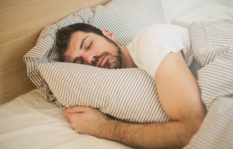  Top  Îți este greu să adormi dacă nu îmbrățișezi ceva? Ăsta ar putea fi motivul