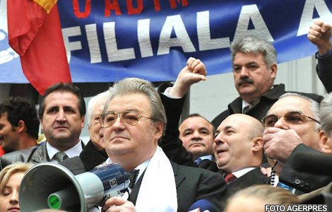 Vadim Tudor si-a lansat candidatura cu mesaje anti-Basescu