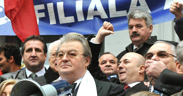 Vadim Tudor si-a lansat candidatura cu mesaje anti-Basescu