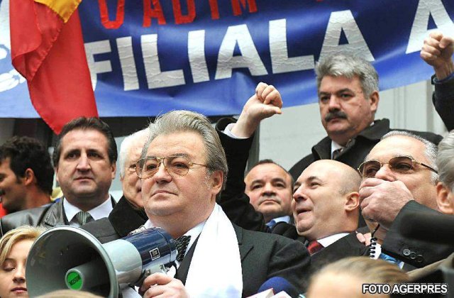 Vadim Tudor si-a lansat candidatura cu mesaje anti-Basescu