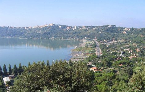 Intalnire istorica intre Papa Francisc si Papa emerit la Castel Gando