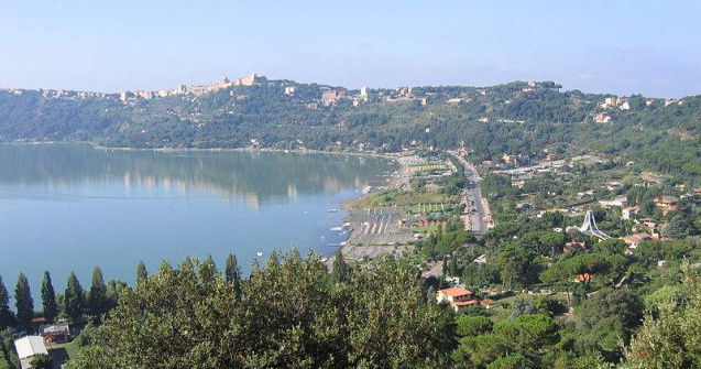 Intalnire istorica intre Papa Francisc si Papa emerit la Castel Gando