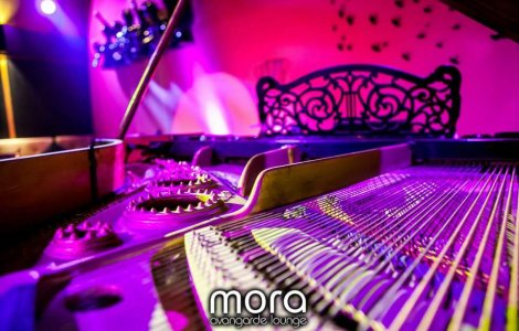 (P) Show Burlesque, muzica live, sampanie si atmosfera glamorous, Paris... sau Mora Avangarde Lounge?