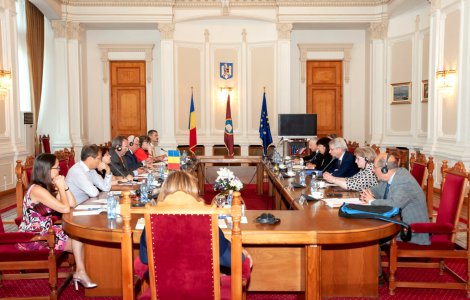 CCR: Nu există conflict Guvern-Parlament după depunerea moţiunii de cenzură