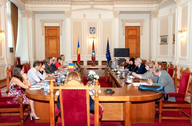 CCR: Nu există conflict între Guvern şi Parlament după depunerea moţiunii de cenzură în sesiunea extraordinară