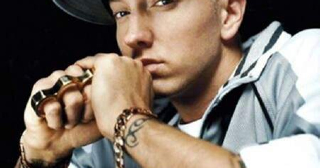 Eminem isi ia jucariile si pleaca